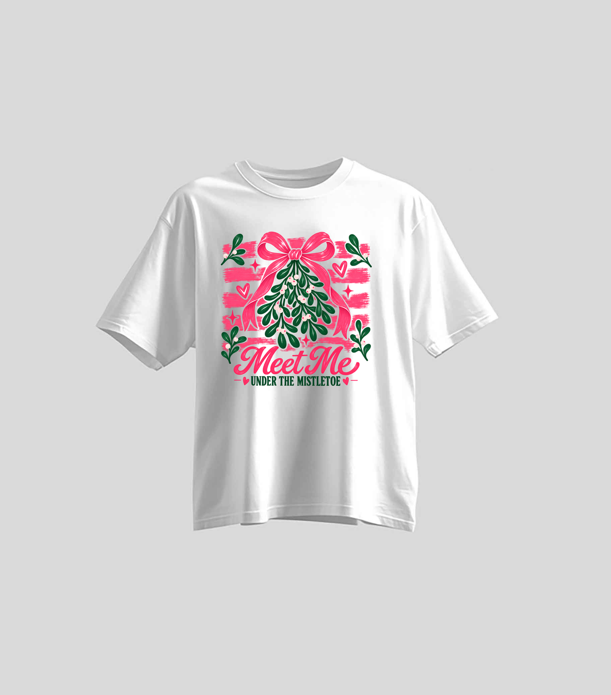 Meet Me Under the Mistletoe — Oversize blanca con estampado navideño